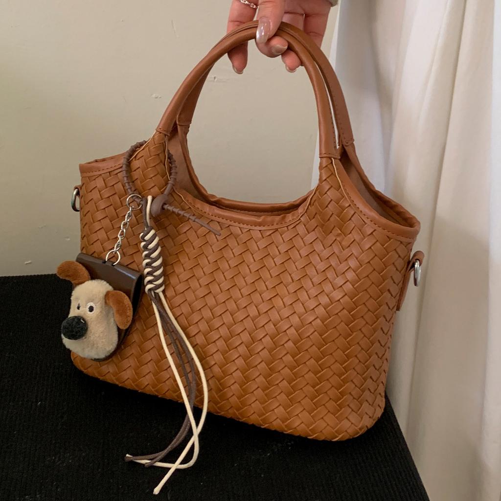 Korean version of fashionable portable bucket bag, new commuter large-capacity shoulder messenger bag, woven tote vegetable basket bag for women