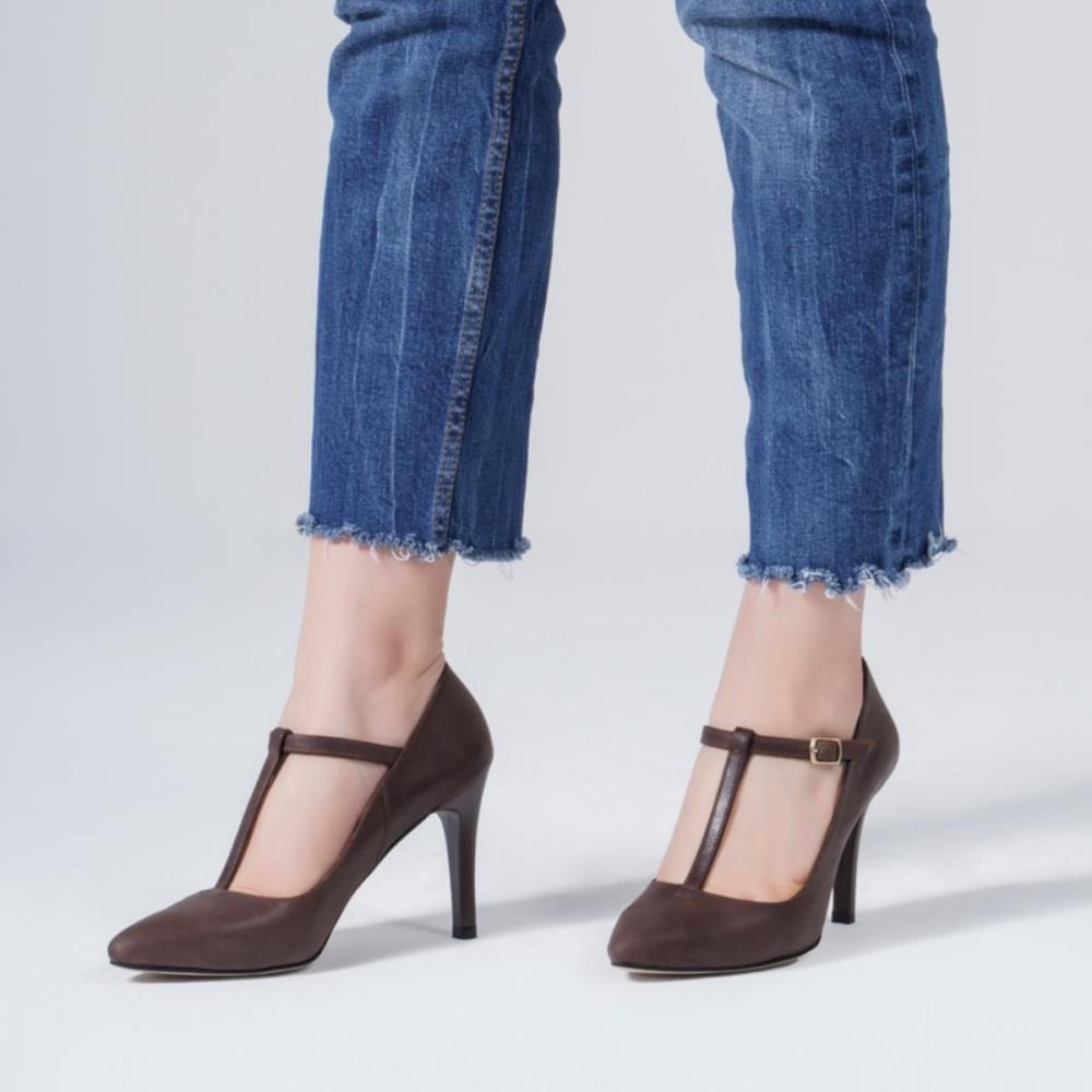 

Женские туфли на каблуке из натуральной кожи с острым носком