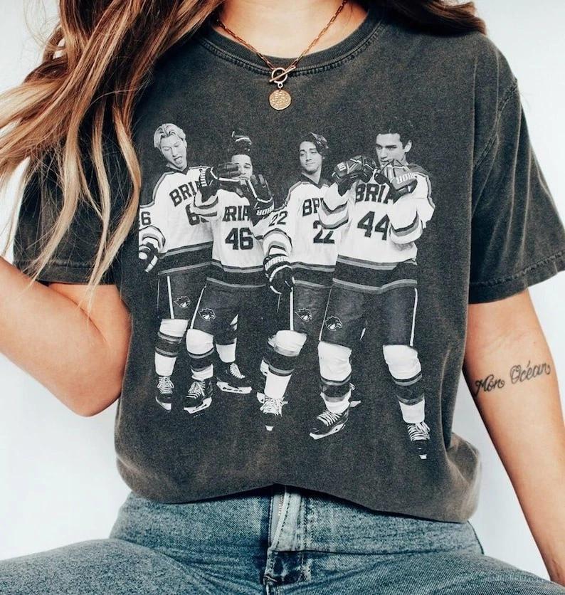 Maglietta Merch Fuori dal Campus, Hockey dell'Università di Briar, Maglietta Abbigliamento Romance Hockey