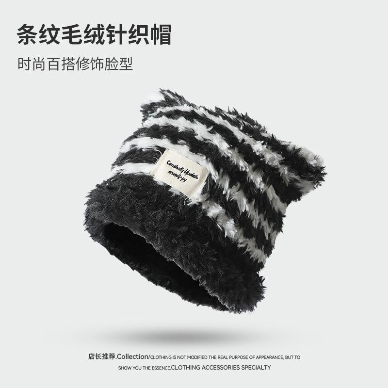 

Зимняя плюшевая вязаная шапка, большой обхват головы, закрывающая лицо, маленькое лицо, модная и универсальная шапка, наклейка, защита ушей, шерстяная шапка Average size (54-59cm)