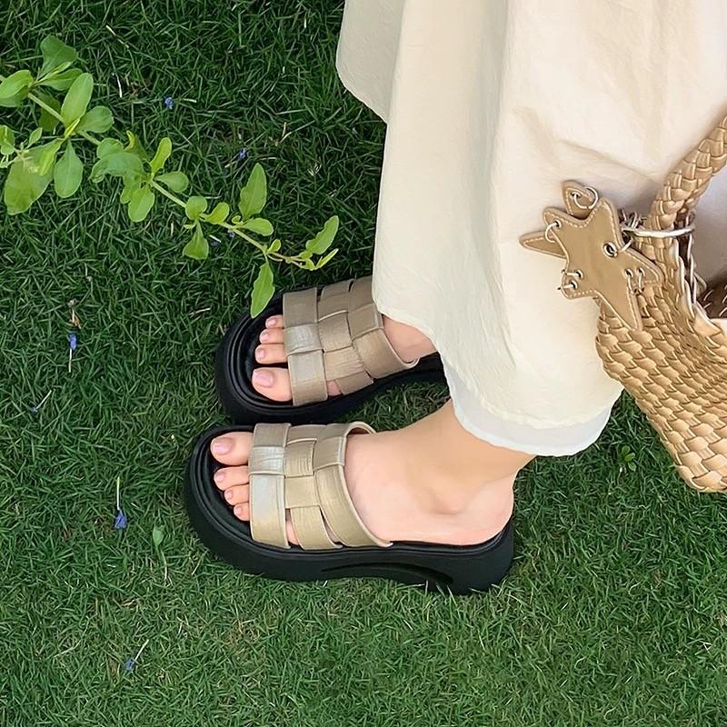 Casual woven heightened glossy one-word slippers women's 2025 summer thick-bottomed Roman vacation wind beach slippers women