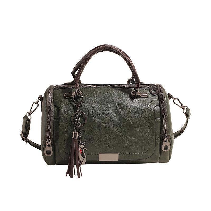 

New fashion retro handbag large capacity soft leather pillow bag fringed pendant women s bag зелений
