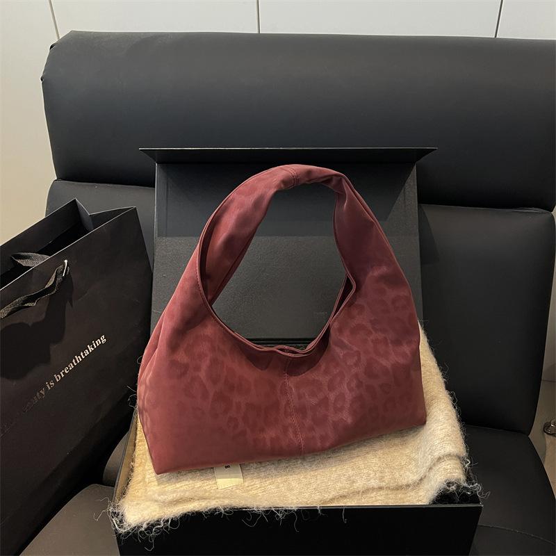 Today's popular leopard print handbags, crescent bags, textured commuter handbags, high-end bags, women's bags.