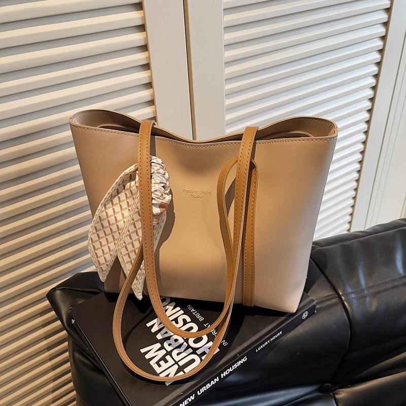 

Мягкая кожаная женская сумка-тоут новой коллекции большой вместимости для поездок на работу, повседневная на плечо или подмышку