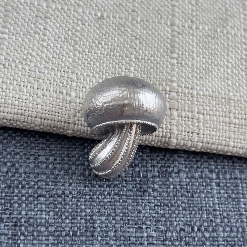 

Винтажная матовая серая брошь-гриб - Женский аксессуар для пиджака