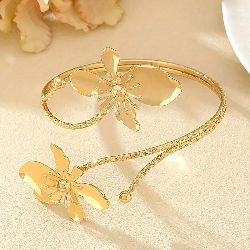 Eleganter und schlichter Stil, frisches und süßes Design, goldener Blumen-Armreif, Premium für Feiertagsbankett