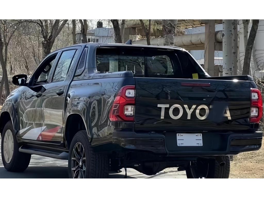 Naklejki z literami na tylną klapę Toyoty Hilux - Dekoracyjne naklejki do pickupów