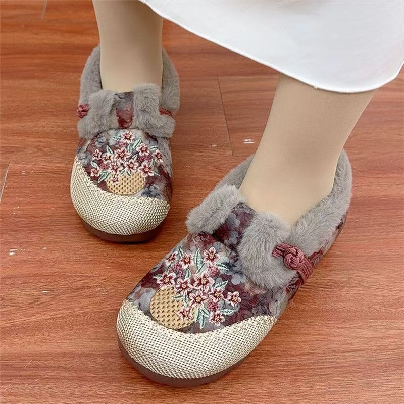 2025 winter new old Beijing cloth shoes women's new Chinese thickened warm mother shoes soft sole velvet embroidered cotton shoes