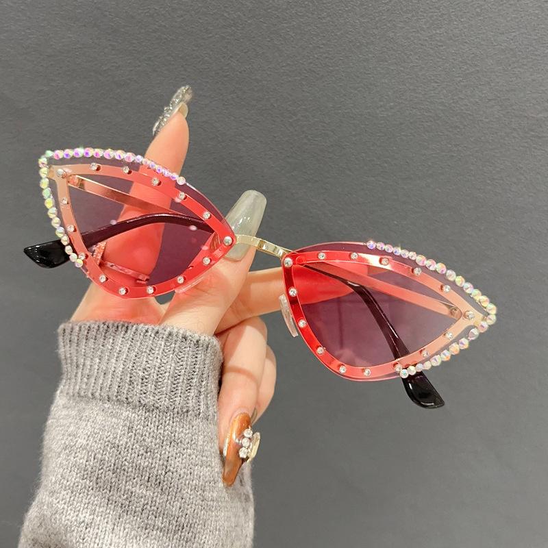 New Cat Eye Shaped Diamond Studded Sunglasses Personalized and Trendy Outdoor Sunglasses Sunscreen Party Metal Eyeglass Legs