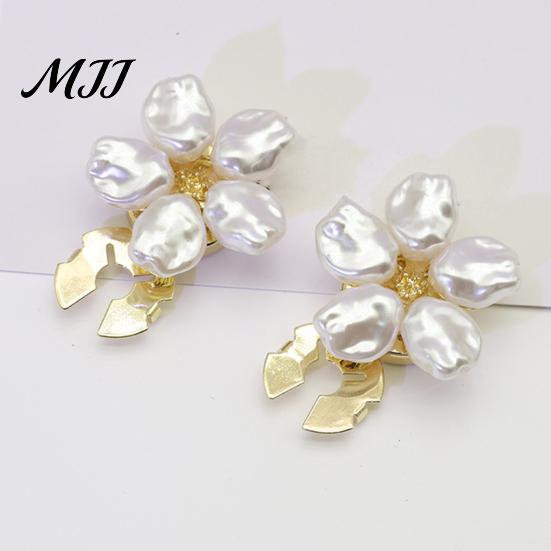 Clothing Repair Kits for Sewing Pearl Flower Button Cover, Clip on Covers Women, Detachable Shirt Unique Gift Fillers Crafters Clips, White