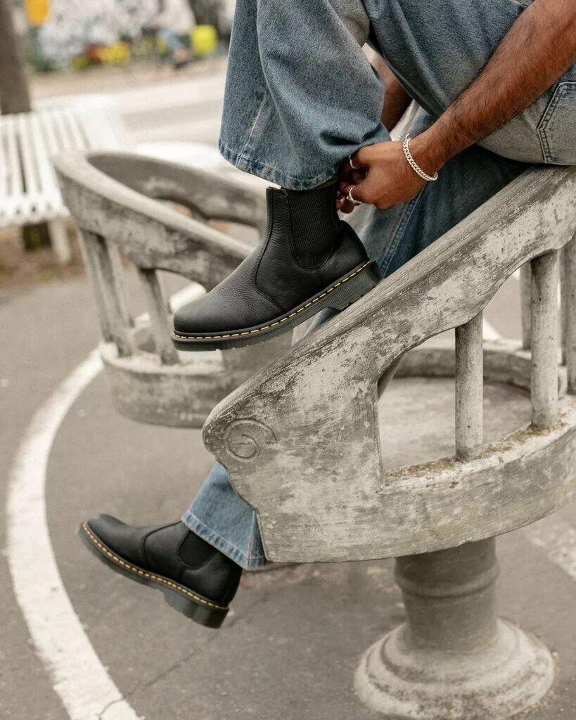 Dr. Martens 2976 Ambassador Leather Chelsea Boots 31989001black