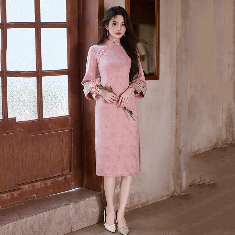 Womens Modern Chinese-Inspired Long Sleeve Cheongsam Dress With Flared Sleeves Fitted Waist Winter Stylish Retro Outfit Small