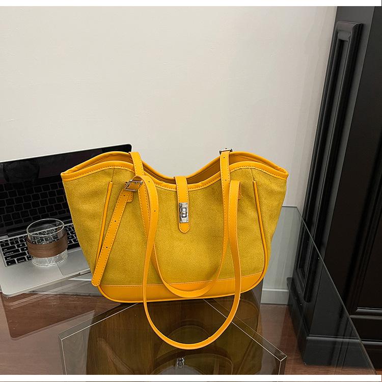 

Premium Sense Retro Underarm Big Bag Women s 2025 Autumn Large Capacity Versatile Premium Sense Commuter Shoulder Tote Bag