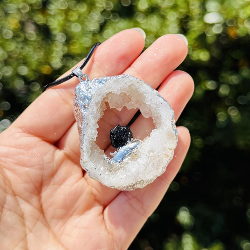 Artificial Crystal Agate Pendant Necklace With Silver Edge For Daily Wear