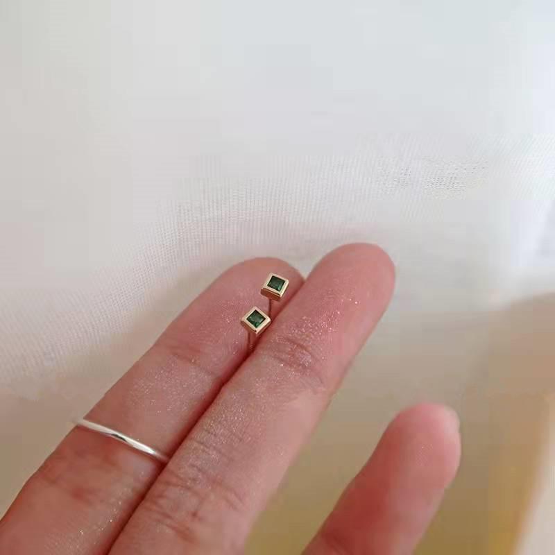 Beixi S925 Sterling Silver Green Gem Square Stud Earrings for Cartilage – Versatile and Exquisite Design
