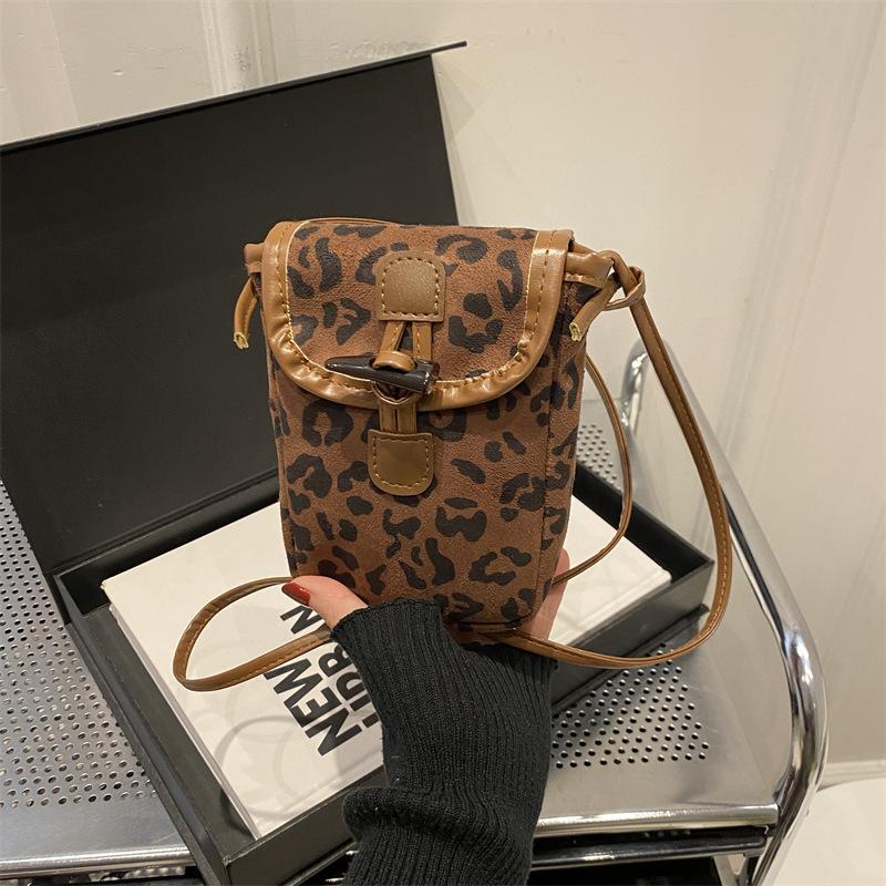 

Сумка для мобильного телефона с леопардовым принтом, женская, мессенджер, 2025, новый модный нишевый дизайн, повседневная корейская версия, популярная маленькая сумка высокого класса
