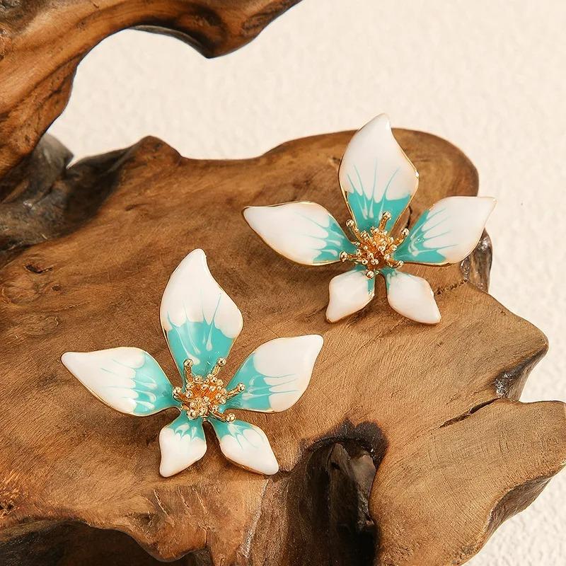 Modische Zirkon Silberfarbene Blume Unregelmäßige Ohrringe für Damen Exquisite Eingelegte Steckerohrringe Übertriebene Schmuckaccessoires