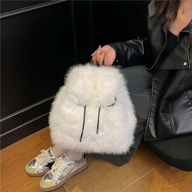 New personalized small and fresh portable plush backpack commuter pump fashionable simple street travel bag