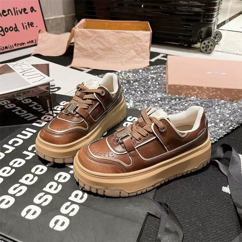 

Дизайнерские туфли в стиле ретро и со старой серебряной пряжкой белого цвета, женские, осень 2025, новые, на толстой подошве, увеличивающие рост, спортивные и развлекательные туфли для сноуборда 35 темно-коричневого