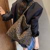 Casual large-capacity leopard print bag women's 2025 new commuter versatile shoulder bag slack tote bag bucket bag