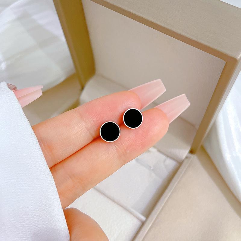 Cercei minimaliști tip stud din oțel titan cu sidef și trifoi cu patru foi - Design androgin pentru temperament individual și eleganță de banchet.