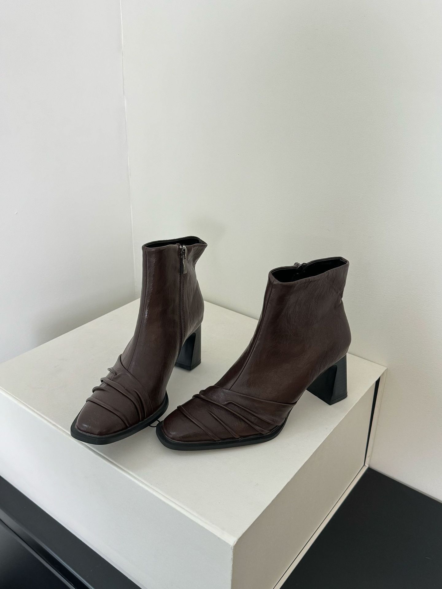 

High-heeled French temperament pleated square-headed short boots women s boots autumn 2025 new thick-heeled side zipper women s boots 40 коричневый
