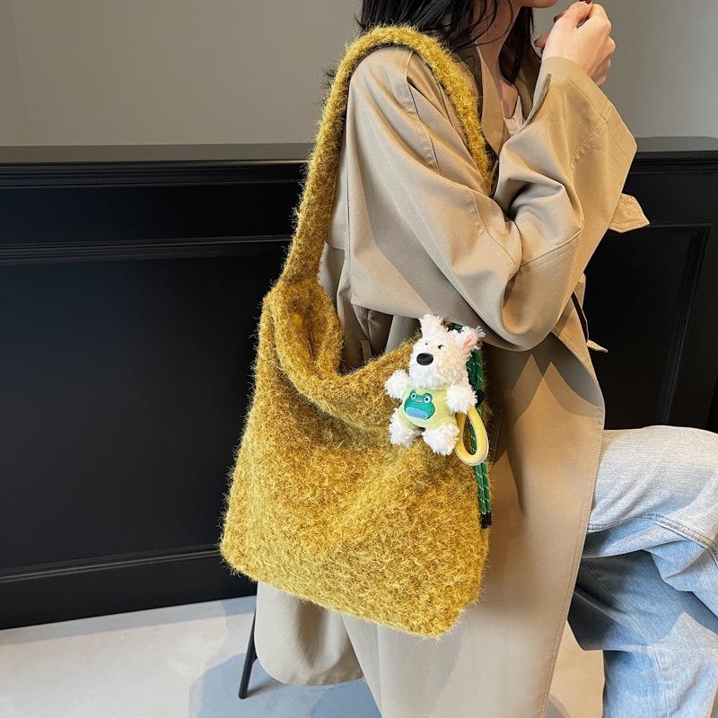 Autumn and winter woolen messenger bag women's new fashion bucket bag casual simple shoulder bag plush bag