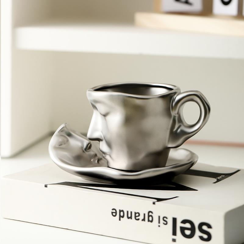 

Silver Face Ceramic Coffee Cup Imitation Metal Abstract Art Figure Kissing Teacup Couple Gift Office Mug Breakfast Milk Mug Home 260ML срібний