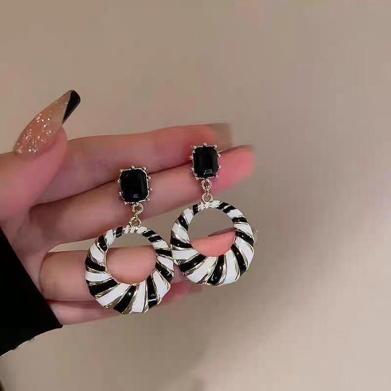 

E-commerce black and white striped earrings women s fashion retro exaggerated circle earrings European and American personalized new versatile ears