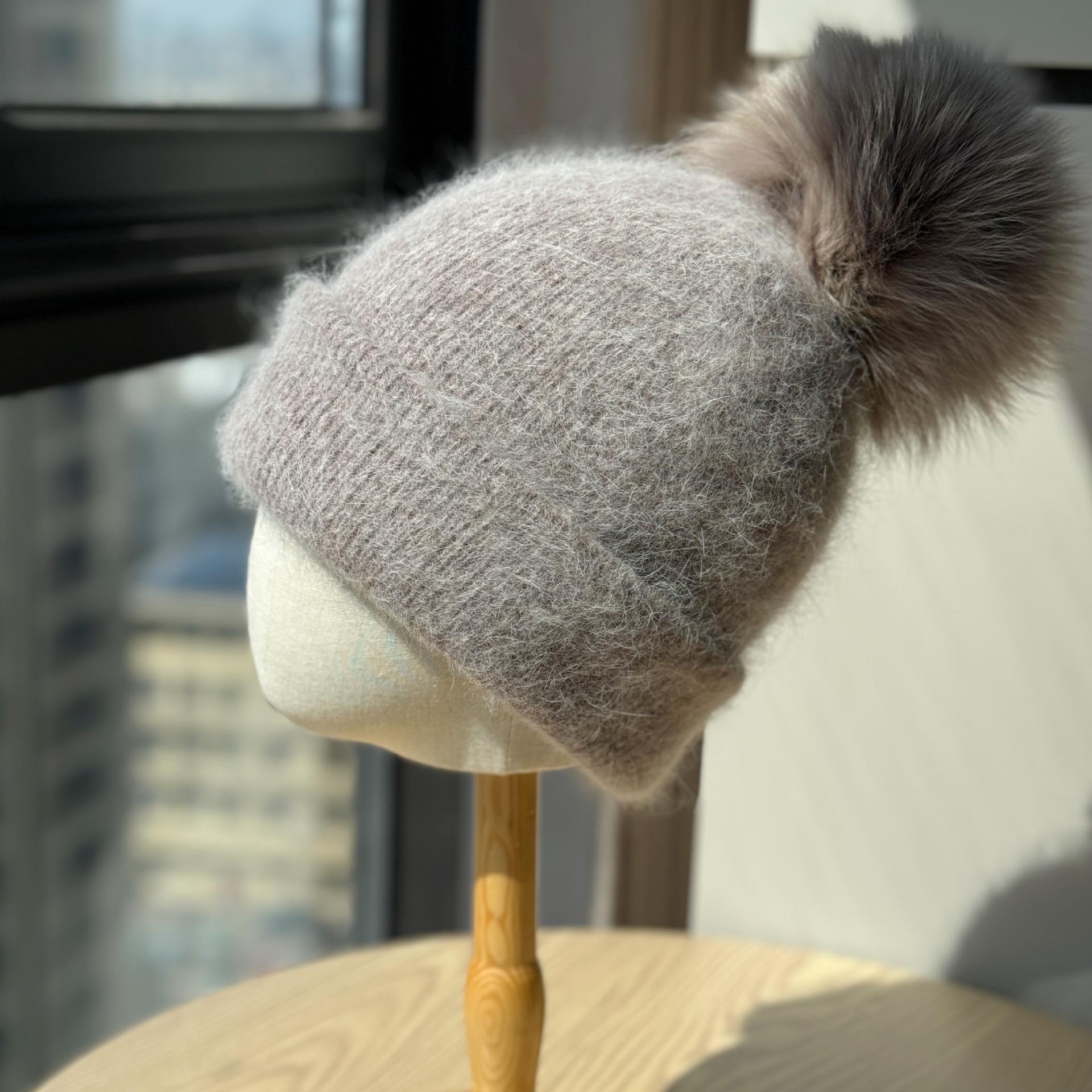 

Стильная шапка-помпон из лисьего меха для женщин, зимняя однотонная шерстяная шапка, подчеркивающая лицо, с маленькой защитой ушей, вязаная, утолщенная, для сохранения тепла и защиты от холодной волны one size