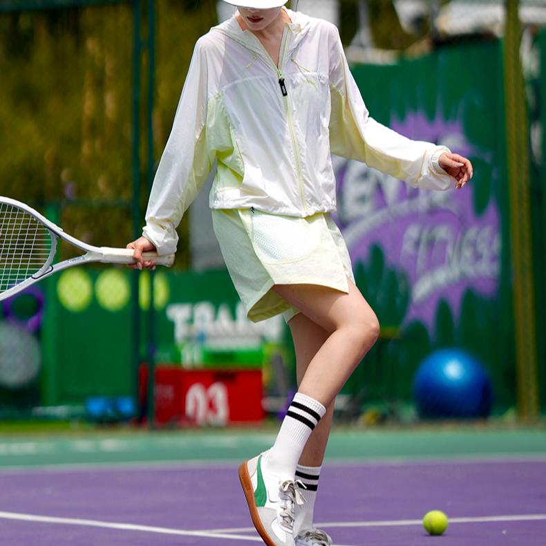 PUMA Uv Protection Windbreaker With Contrast Logo, Hooded Zip-Up, Long Sleeve, Comfortable Casual Sport Women Outerwear White 628376-65