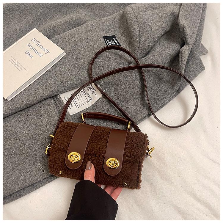 

Корейская версия нишевой сумки-подушки портативной из овечьей шерсти контрастного цвета, женская 2025 осень-зима, новая модная универсальная сумка через плечо