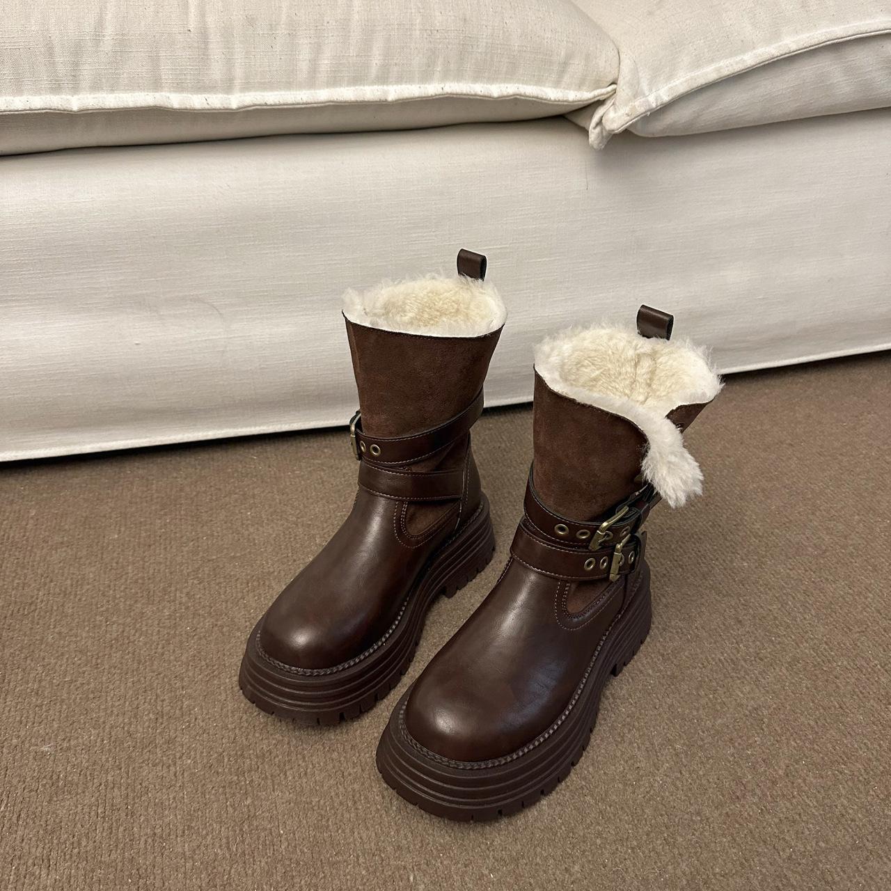 

Женские зимние ботинки на толстой подошве 2025 новая корейская версия бархатные теплые ботинки Мартина с пряжкой модные и удобные хлопковые ботинки два в одном 40 коричневый