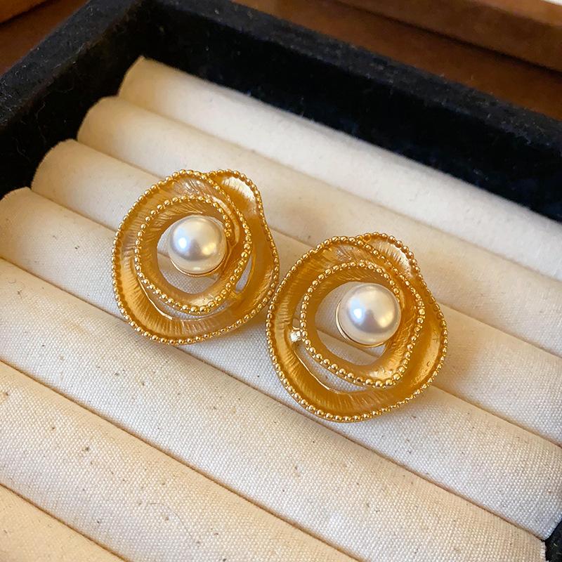 

Vintage medieval silver needle spiral artificial pearl stud earrings court style retro personalized earrings high-end jewelry