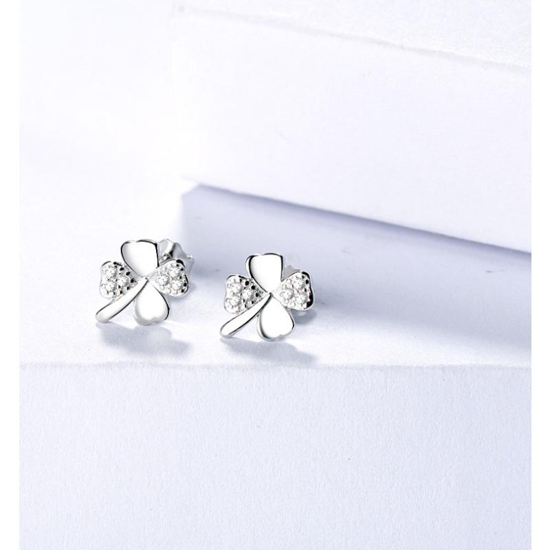 S925 Sterling Silber Vierblättriges Kleeblatt Ohrstecker Koreanischer Schmuck Süße Mode Einfacher Schmuck