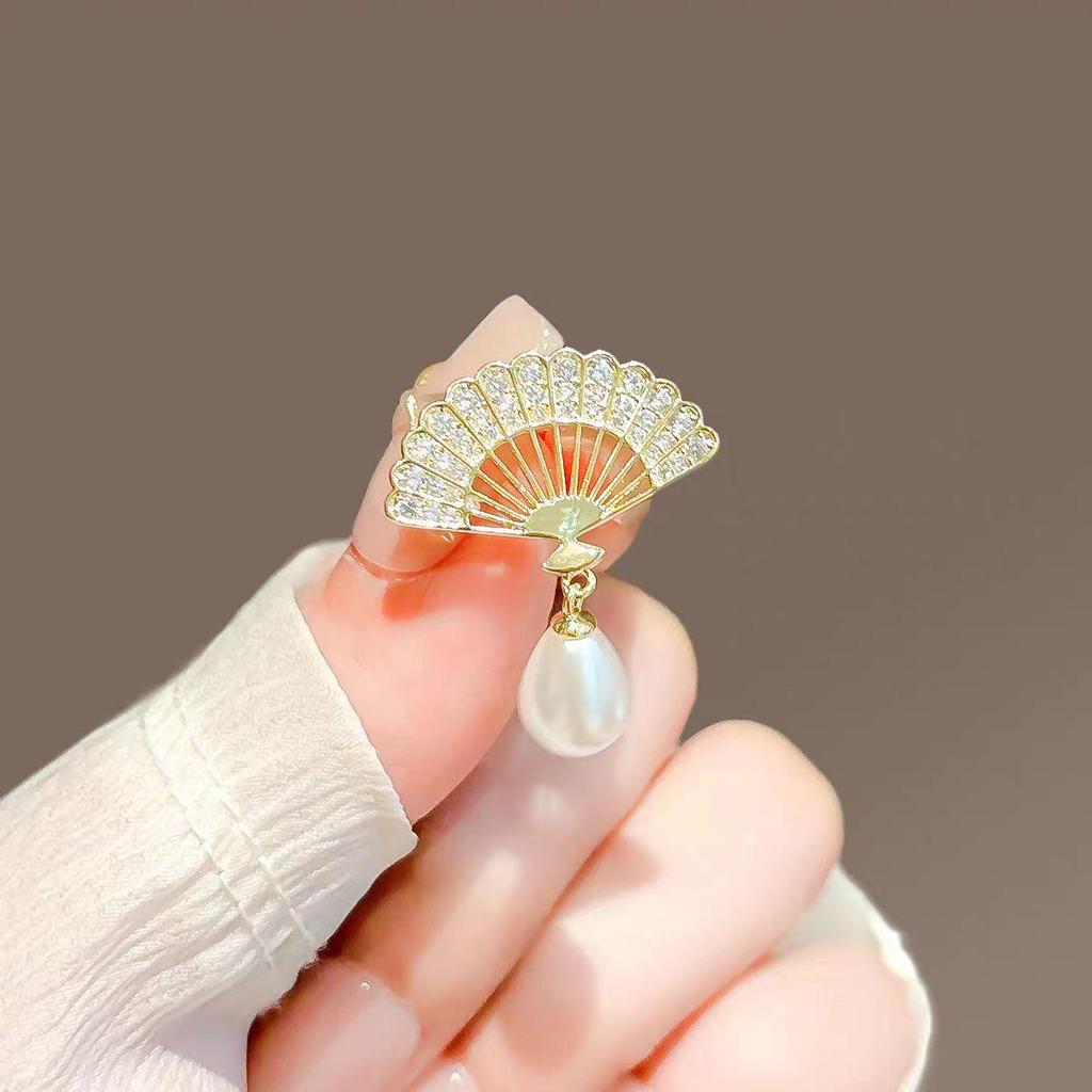 Korean Elegant Light Luxury Brooch - High-End Anti-Exposure Pin for Women's Clothing Accessories