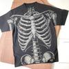 T-shirt Sbiancata Scheletro: Cotone nero sbiadito fatto a mano unisex