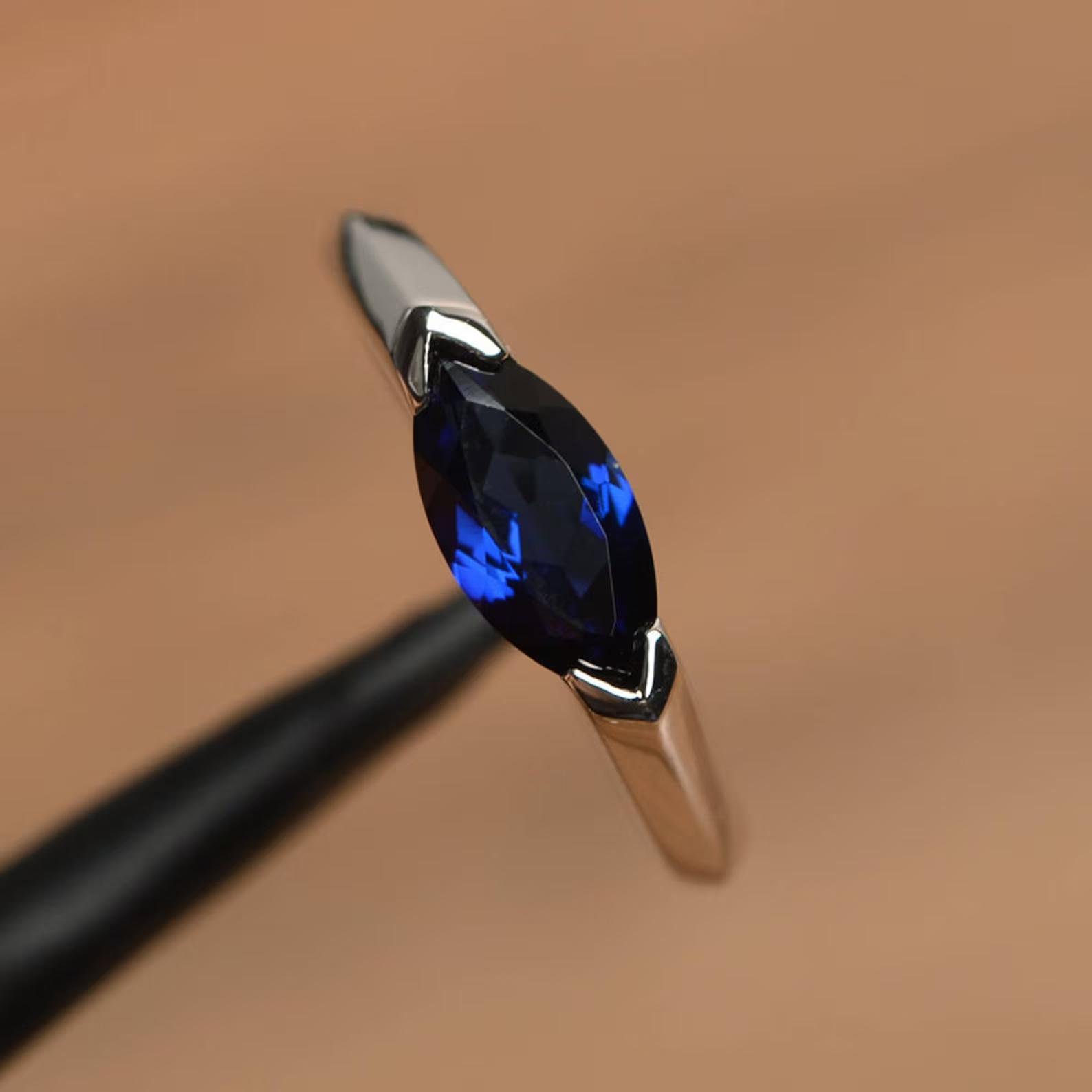 

Обручальное кольцо с синим сапфиром, камень, родившийся в сентябре, драгоценный камень огранки «маркиза», стерлинговое серебро, кольцо с восточно-западной оправой 9