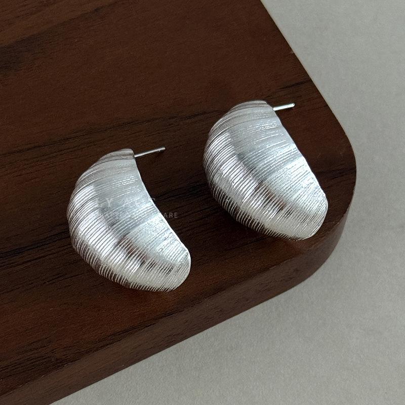 Ancient metal bean stud earrings, advanced sense brushed craftsmanship, exquisite earrings, light luxury, fashion, commuting, casual and versatile