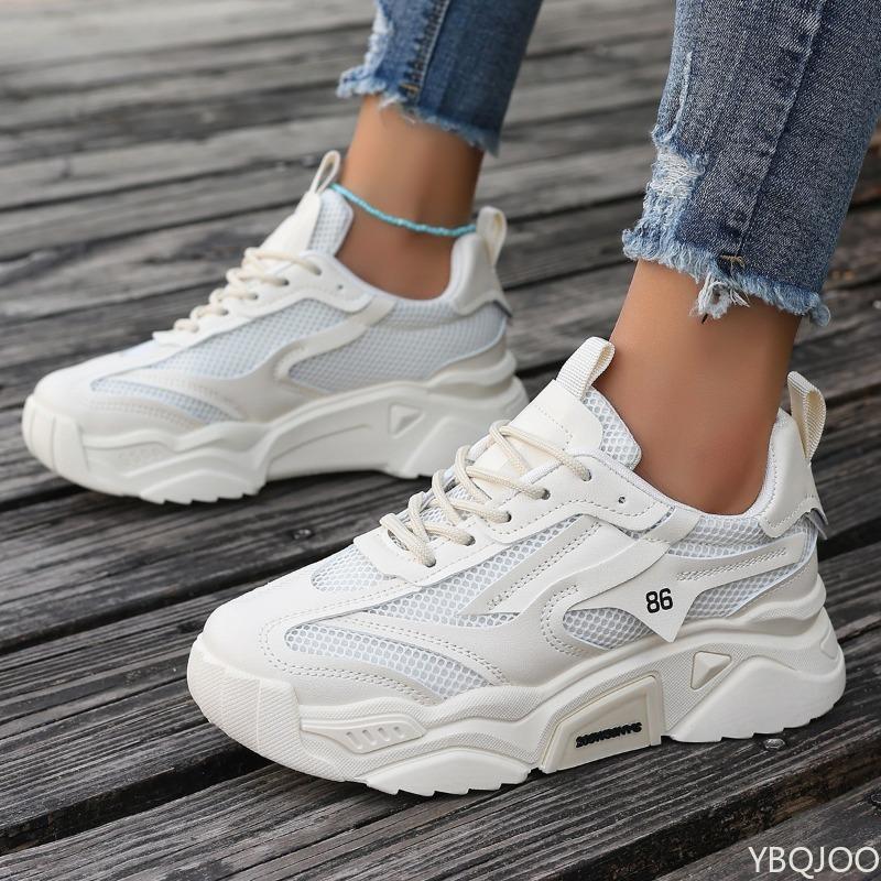 Tênis esportivos casuais para mulheres no verão malha respirável sola grossa para aumento de altura moda simples sapatos femininos