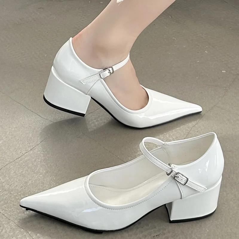 2025 Neue Frühling Lackleder Schnallenriemen Damen Pumps Sandalen Mode Spitzschuh Quadratische Niedrige Absätze Hochzeitsschuhe