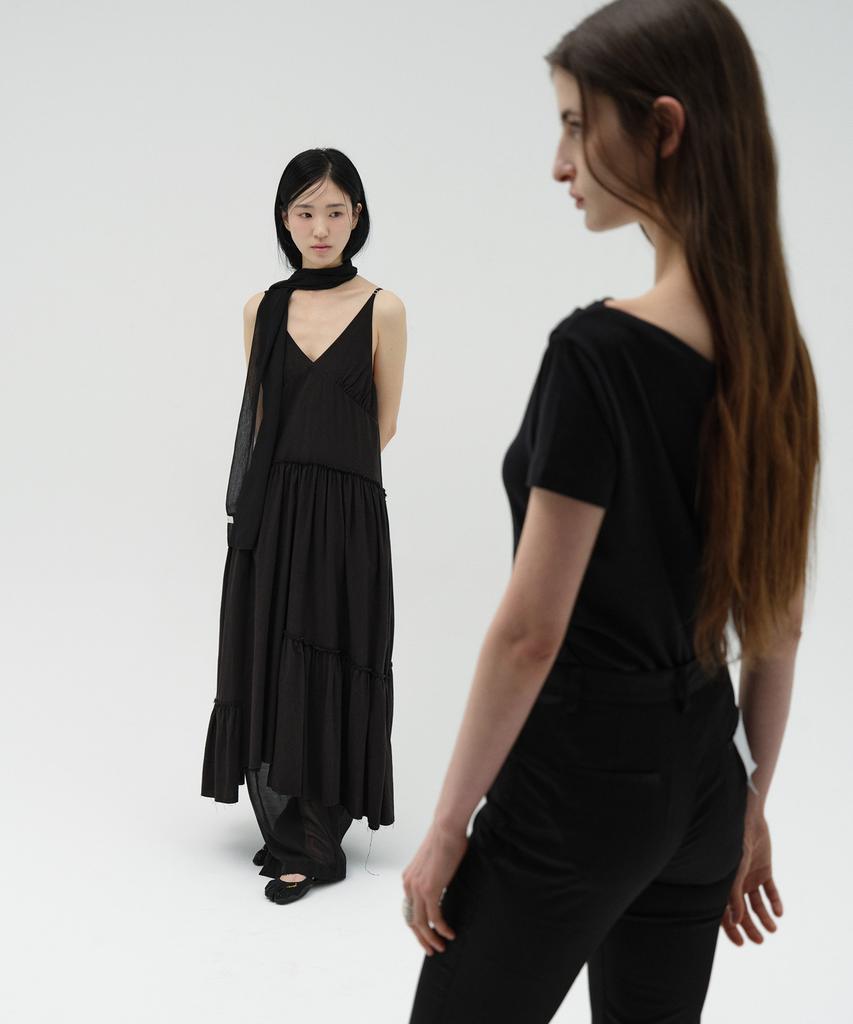 Loutaideu Sleeveless Shirring Dress [Black]