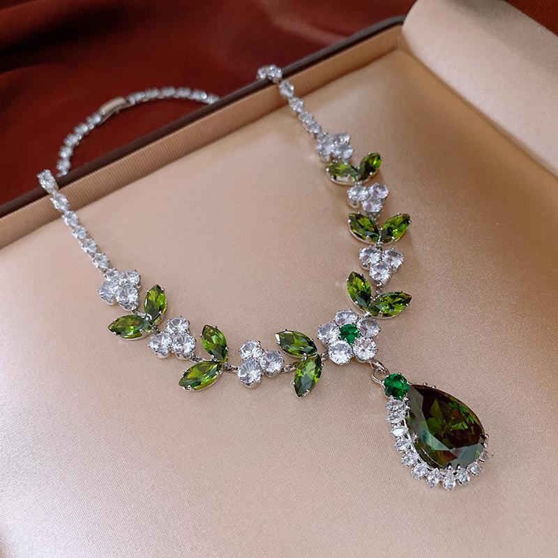 "High-End Luxury Drop Necklace and Earrings Set - European and American Niche Versatile Jewelry"