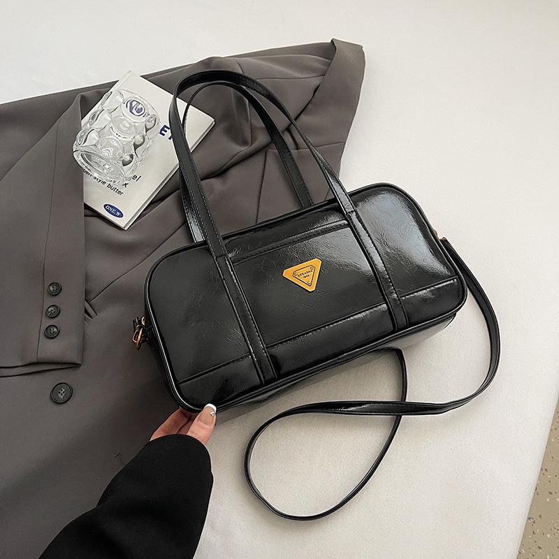 2025 Winter New Retro Soft Leather Bowling Bag Niche Design Commuter Handbag Oil Wax Leather Messenger Bag Tide