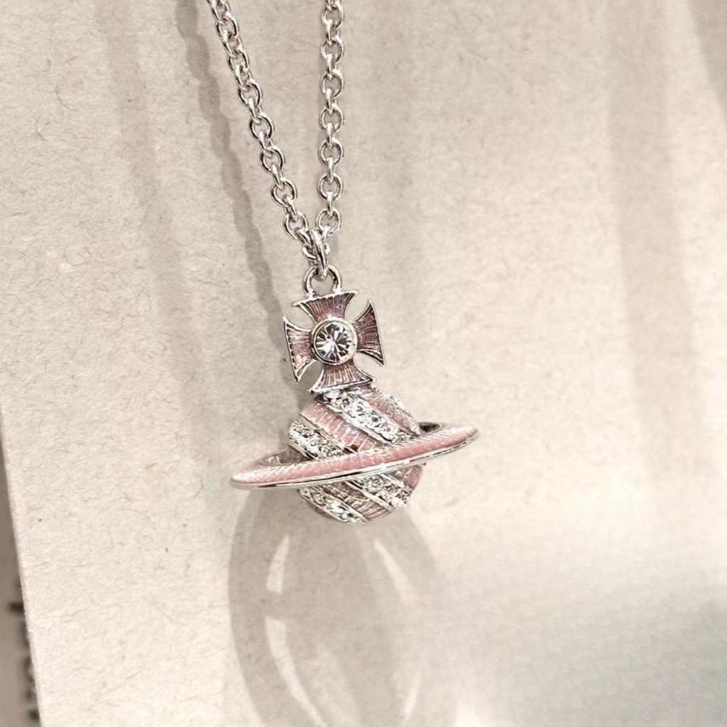 Westwood 3D Planet Różowy Emaliowany Naszyjnik: Wykwintny Łańcuszek do Swetra w Stylu Light Luxury dla Kobiet.