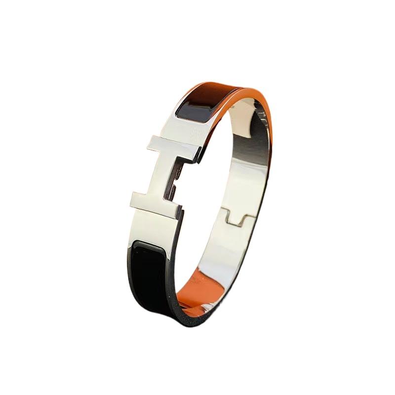 Klassisch Einfach Mode Unisex Leichter Luxus Trend Liebe Zuhause Buchstabe Titanstahl Armband Schmuck Tägliches Tragezubehör