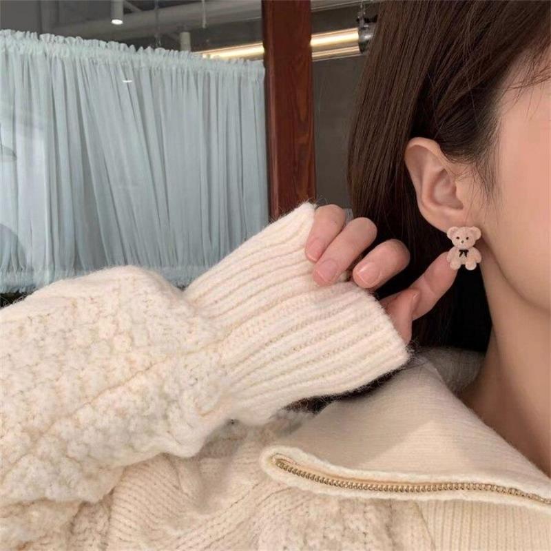 Minimalist Bir Mizaçla Kadınlar için Moda Akın Sevimli Küçük Ayı Küpeler Yeni Moda ve Çok Yönlü Geometrik Küpeler