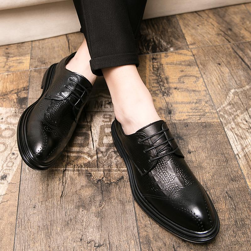 Fashion Luxury Brand British Brogues Classic Man Pointed Dress Shoes Mens Patent Leather Black Wedding Shoes Oxford Formal Shoes Fashion