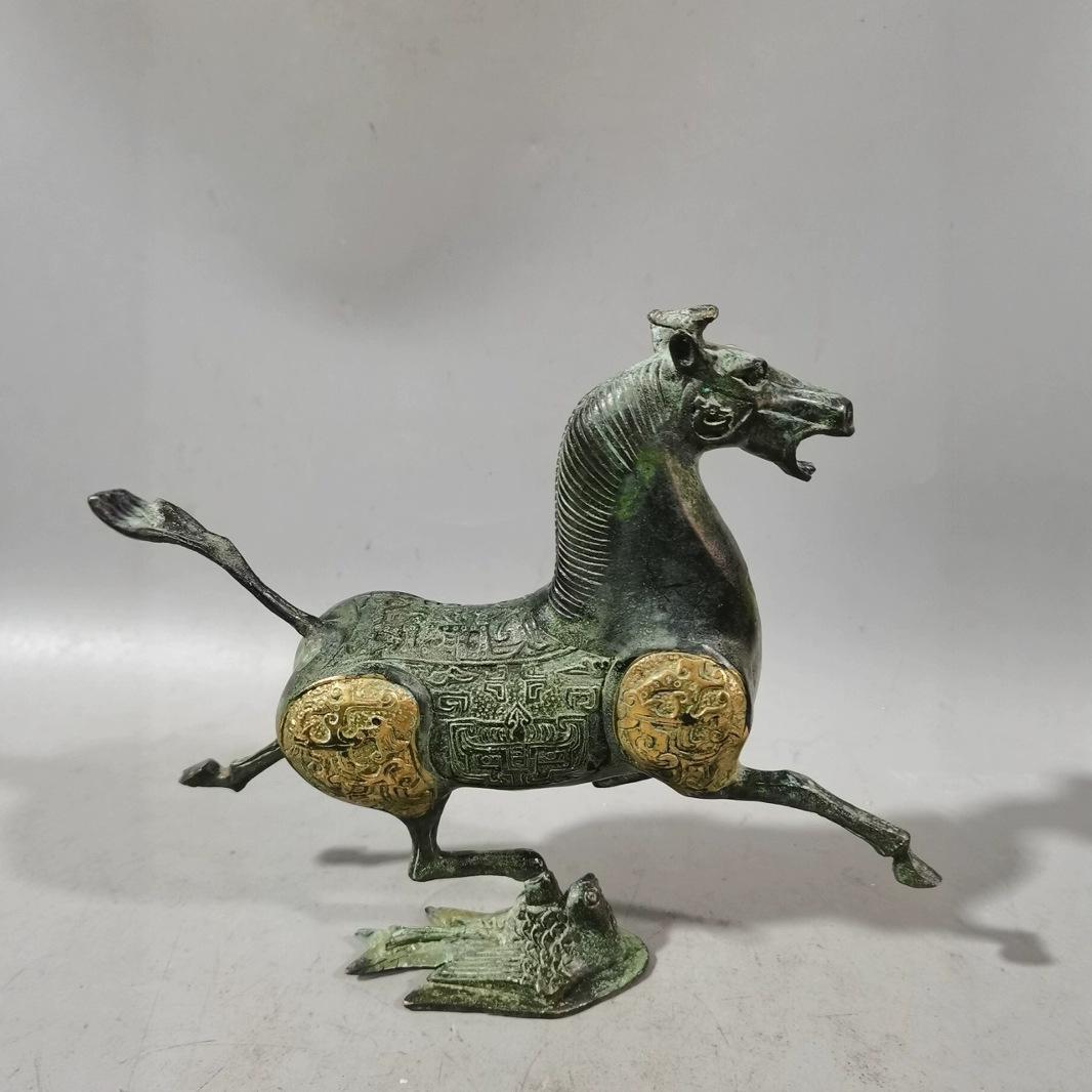Античная латунная скульптура летящей лошади: Китайский позолоченный бронзовый домашний декор