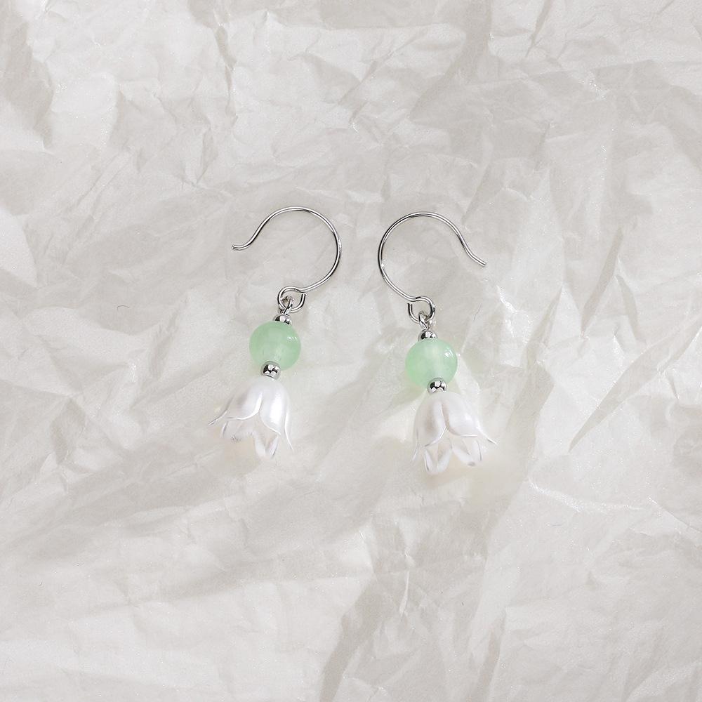 Original Design Gefühl Maiglöckchen Blume Ohr Haken Retro Tee Temperament Blume Fringe Asymmetrische Hetian Jade Ohrringe